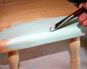 Рекомендации по выбору краски для мебели из дерева