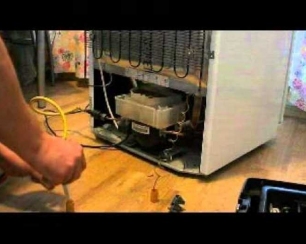 Откуда берется вода под холодильником и как исправить эту ситуацию