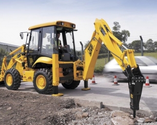 Экскаватор-погрузчик с гидромолотом и особенности его использования