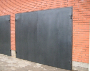 Распашные стальные ворота – популярный вид гаражных ворот