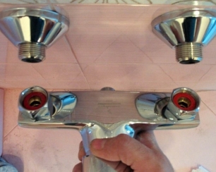 Установка смесителя в ванной