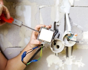 Монтаж электропроводки: кому доверить и что продумать заранее?
