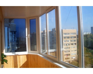 Достоинства остекленного балкона