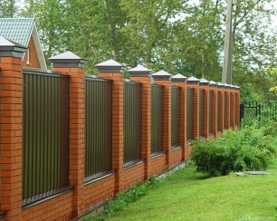 Как построить забор из профнастила: особенности монтажа на ленточном фундаменте