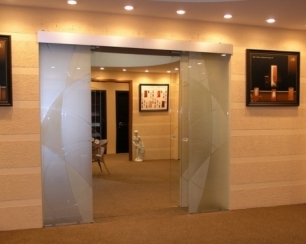 Стеклянные двери: особенности производства и основные преимущества