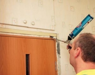 Как установить дверь на монтажную пену