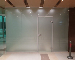 Особенности и преимущества цельных стеклянных перегородок