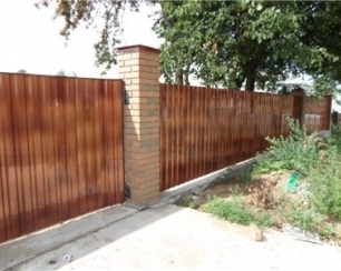 Особенности выбора и монтажа заборов из профнастила