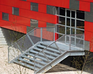 Применение нержавеющей стали для оформления фасадов