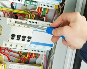 Как выбрать частного электрика для аворийной ситуации?