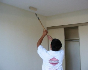 Как красить потолок