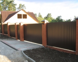 Заборы из профнастила для дач и других объектов
