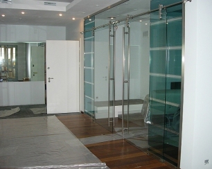 Стеклянные перегородки – современное средство зонирования пространства