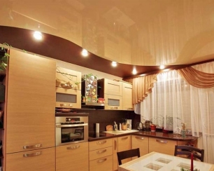 Плюсы натяжных потолков для кухни