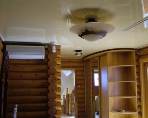 Возможна ли в деревянных домах установка натяжных потолков