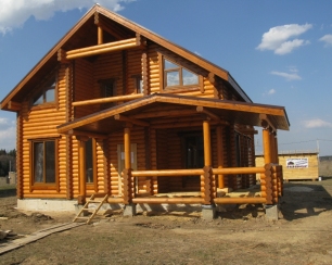 Дома из оцилиндрованного бревна – обзор сильных сторон конструкций