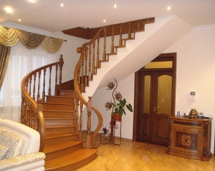 Отделка бетонной лестницы деревом: ступени