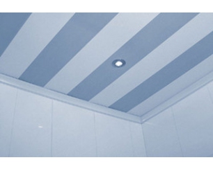 Отделка потолка ванной комнаты панелями ПВХ