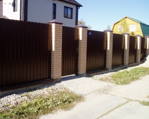 7 ключевых правил, которые помогут сделать забор из  профнастила лучше