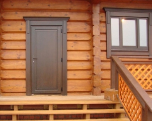 Установка дверей в деревянном доме