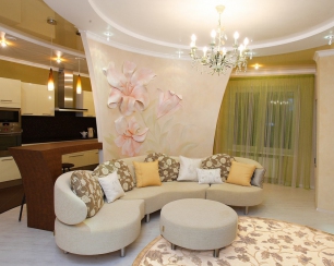 Интерьерные решения: яркие стены и светлая мебель