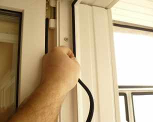 Ремонтируем металлические детали дверей и окон