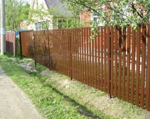 Деревянный забор из штакетника своими руками