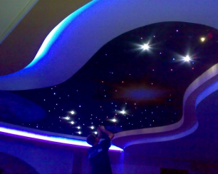 Преимущества использования натяжных потолков