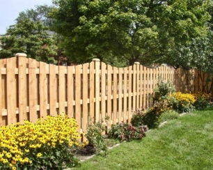 Основные этапы установки деревянных заборов