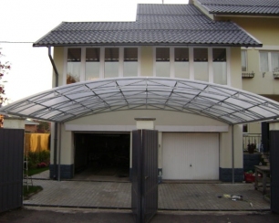 Поликарбонат – современный материал, обладающий множеством преимуществ