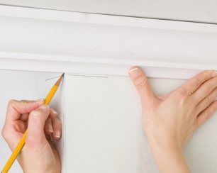 Как приклеить потолочный плинтус