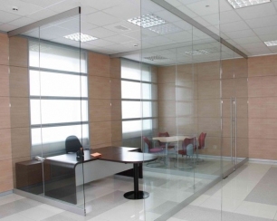 Преимущества и области применения цельностеклянных перегородок