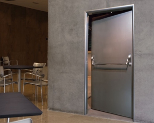 Противопожарные двери: особенности и преимущества