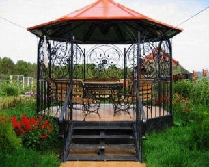 Особенности конструкций кованых беседок