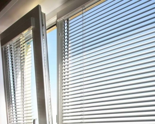 Жалюзи на пластиковые окна: виды и выбор