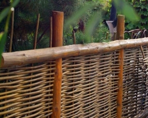 Забор: плетень – бюджетно, но трудоёмко