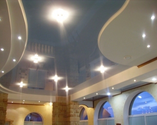 Какой потолок предпочесть: подвесной или натяжной ?