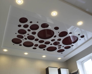 От чего зависит цена на натяжной потолок?