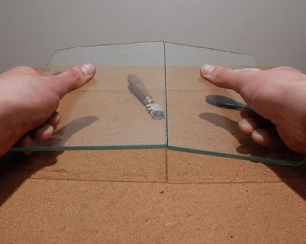 Вырезаем стекло стеклорезом грамотно