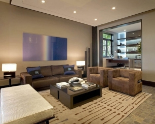 Коричневый кожаный диван является лучшим способом, чтобы украсить Вашу гостиную