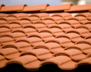 Песчано-цементная черепица – обзор преимуществ и недостатков