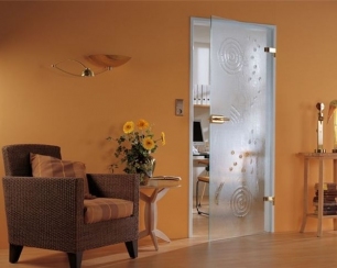 Стеклянные двери: причины популярности