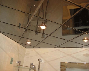 Зеркальный потолок в ванной – стильное решение