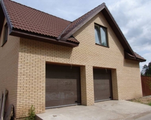 Секционные ворота – идеальное решение для контроля входа в гаражи