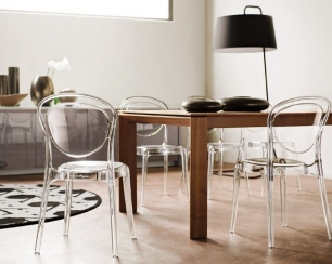 Прозрачные стулья в интерьере квартиры