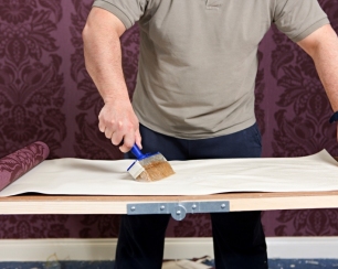 Как правильно клеить обои