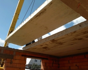 Железобетонные плиты или деревянные балки – что использовать?