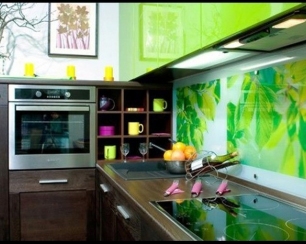 Стеклянный фартук для кухни – современное и практичное решение