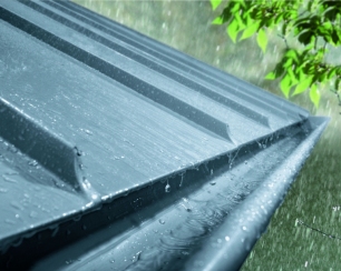 Какой водосток выбрать: пластиковый или металлический?