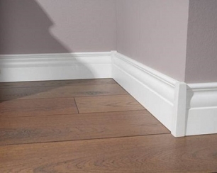 Широкие пластиковые напольные плинтуса и их преимущества